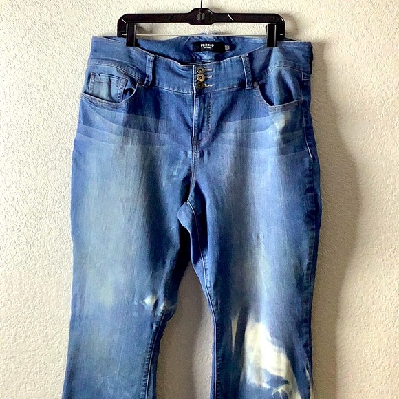TORRID Three-Button Flared Jeans - Light Wash 2OR Blue Denim Retro, Stretchy - Picture 5 of 10
